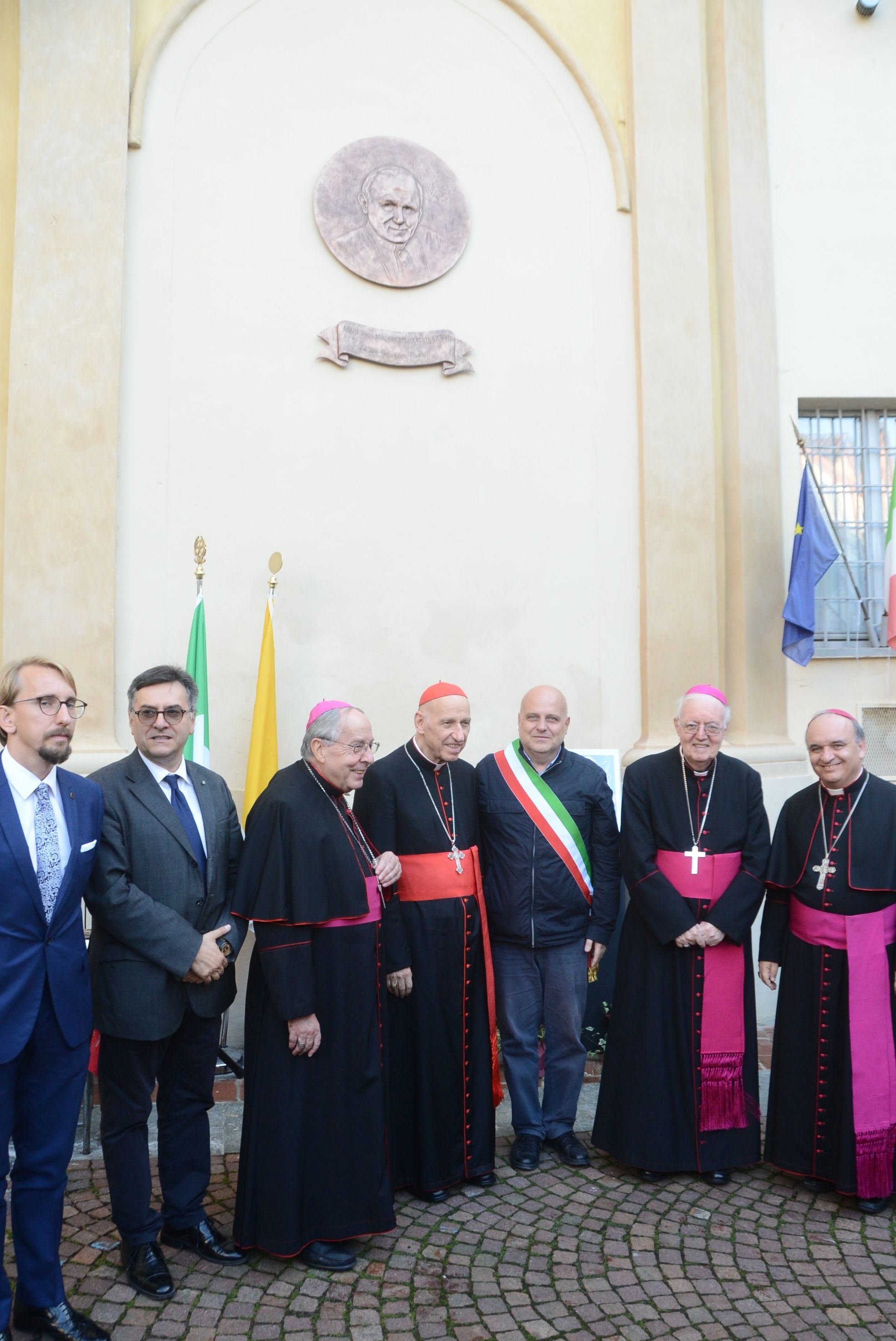 San Giovanni Paolo II il Vescovo Svelamento medaglione foto gruppo